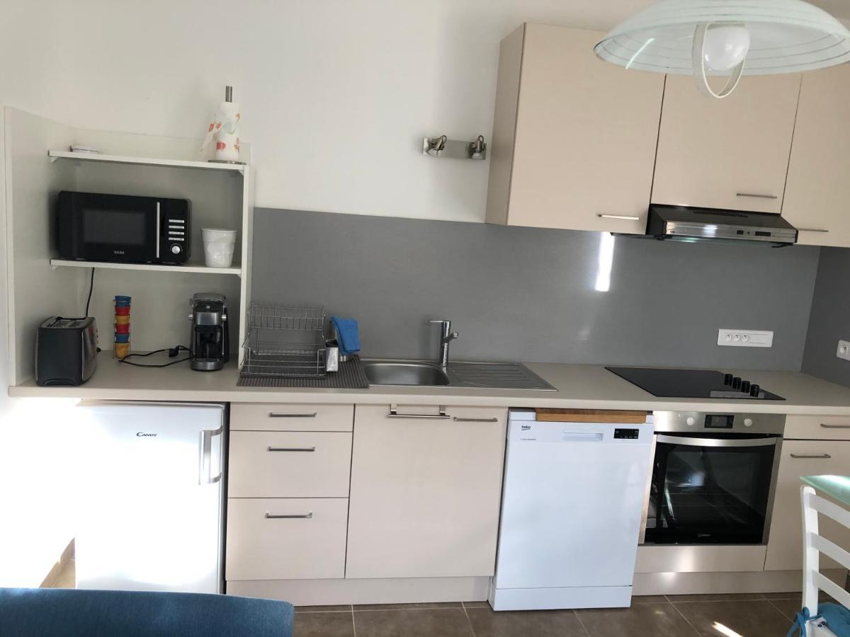 Aux 3 Domaines T2 Avec Terrasse Apartment Hyeres Exterior photo