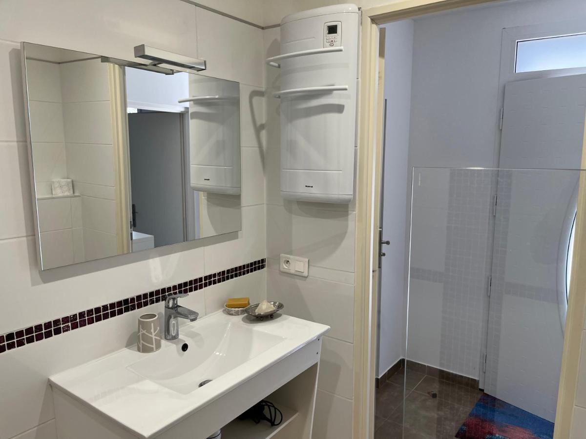 Aux 3 Domaines T2 Avec Terrasse Apartment Hyeres Exterior photo