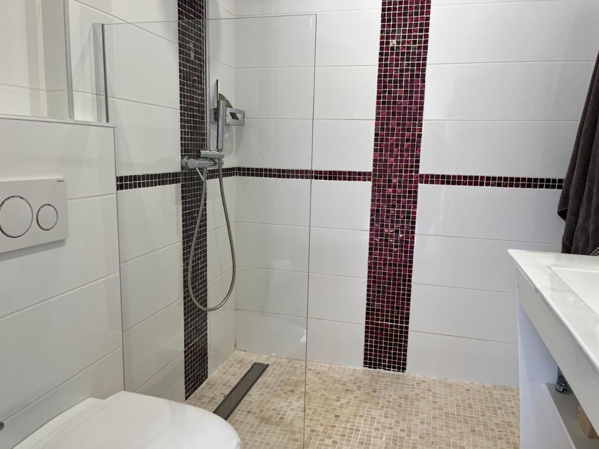 Aux 3 Domaines T2 Avec Terrasse Apartment Hyeres Exterior photo